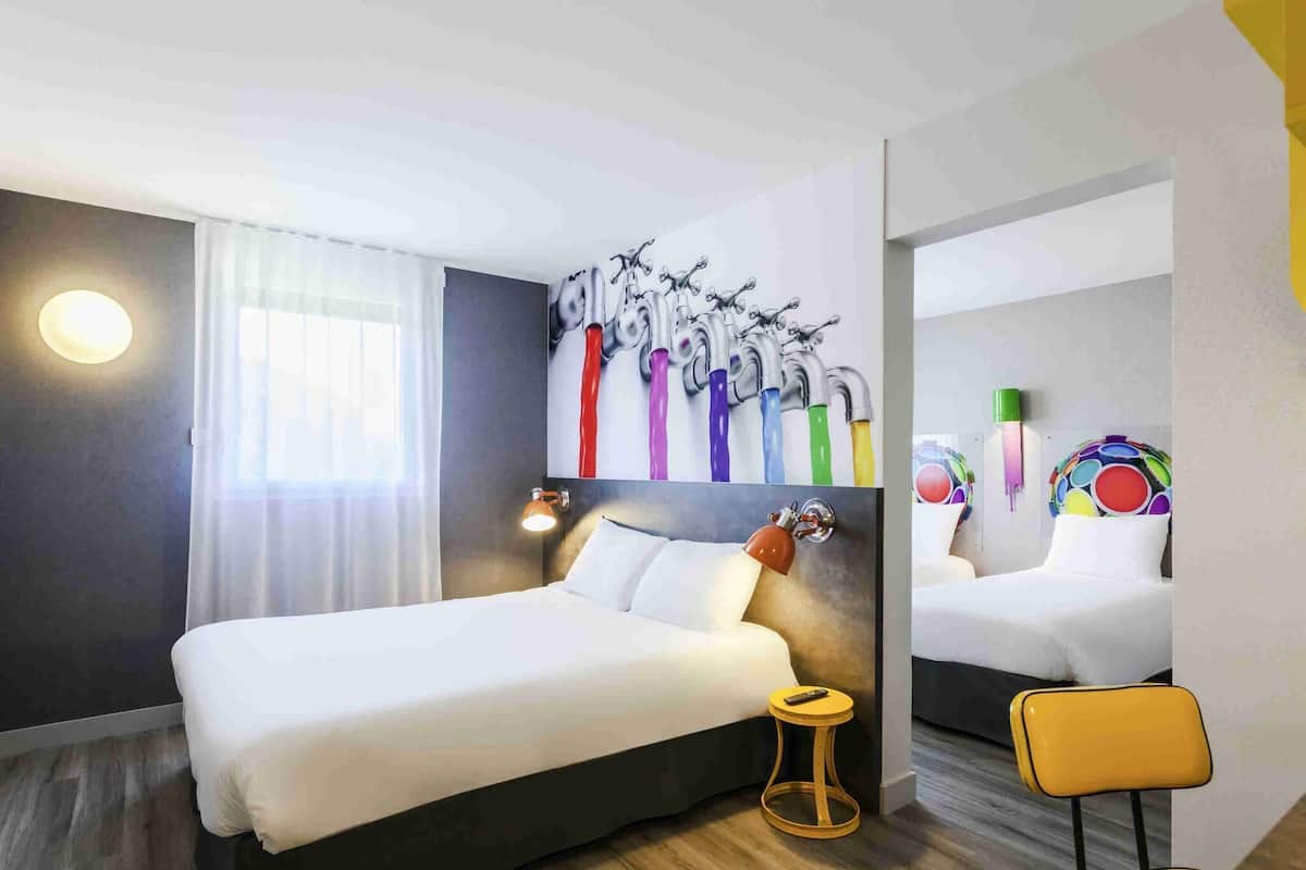 Family Suite, Multiple Beds | Desk, WiFi (free), alarm clocks, bed sheets
