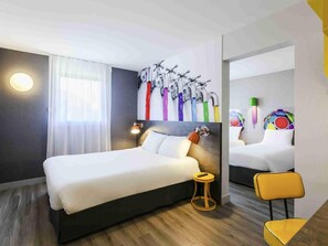 Suite familiar, varias camas | Escritorio, wifi gratis, ropa de cama y despertador 
