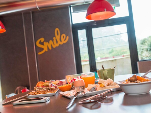 朝食 (ビュッフェ)、毎日提供 (1 名様 10 EUR)