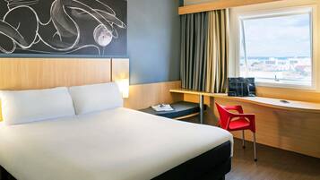 Frigobar, cofres nos quartos, escrivaninha, cortinas blackout