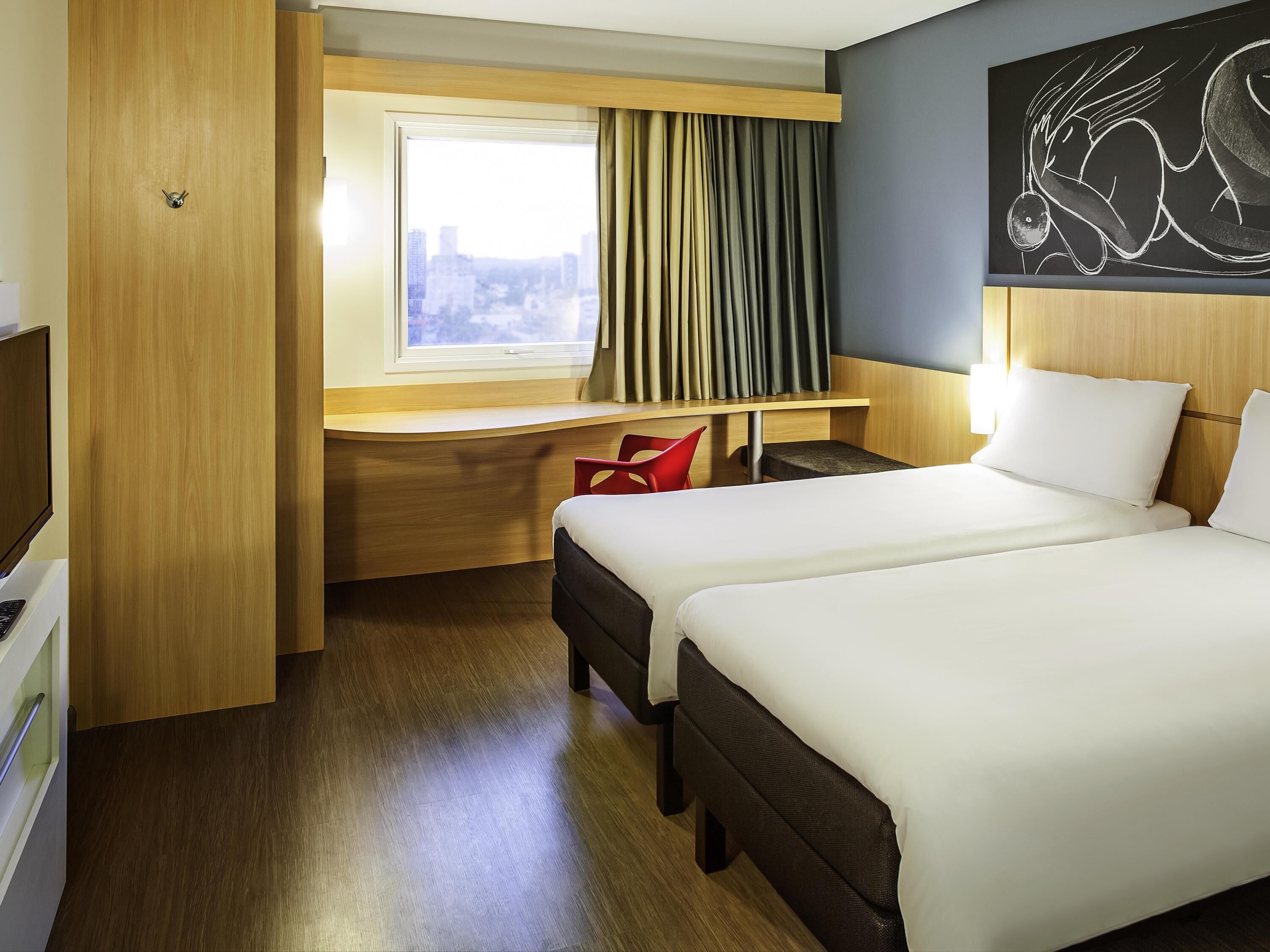 Habitación estándar, 2 camas individuales | Minibar, caja de seguridad en la habitación y escritorio 