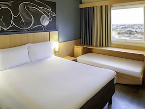 Standardzimmer, 1 Doppelbett | Minibar, Zimmersafe, Schreibtisch, Verdunkelungsvorhänge