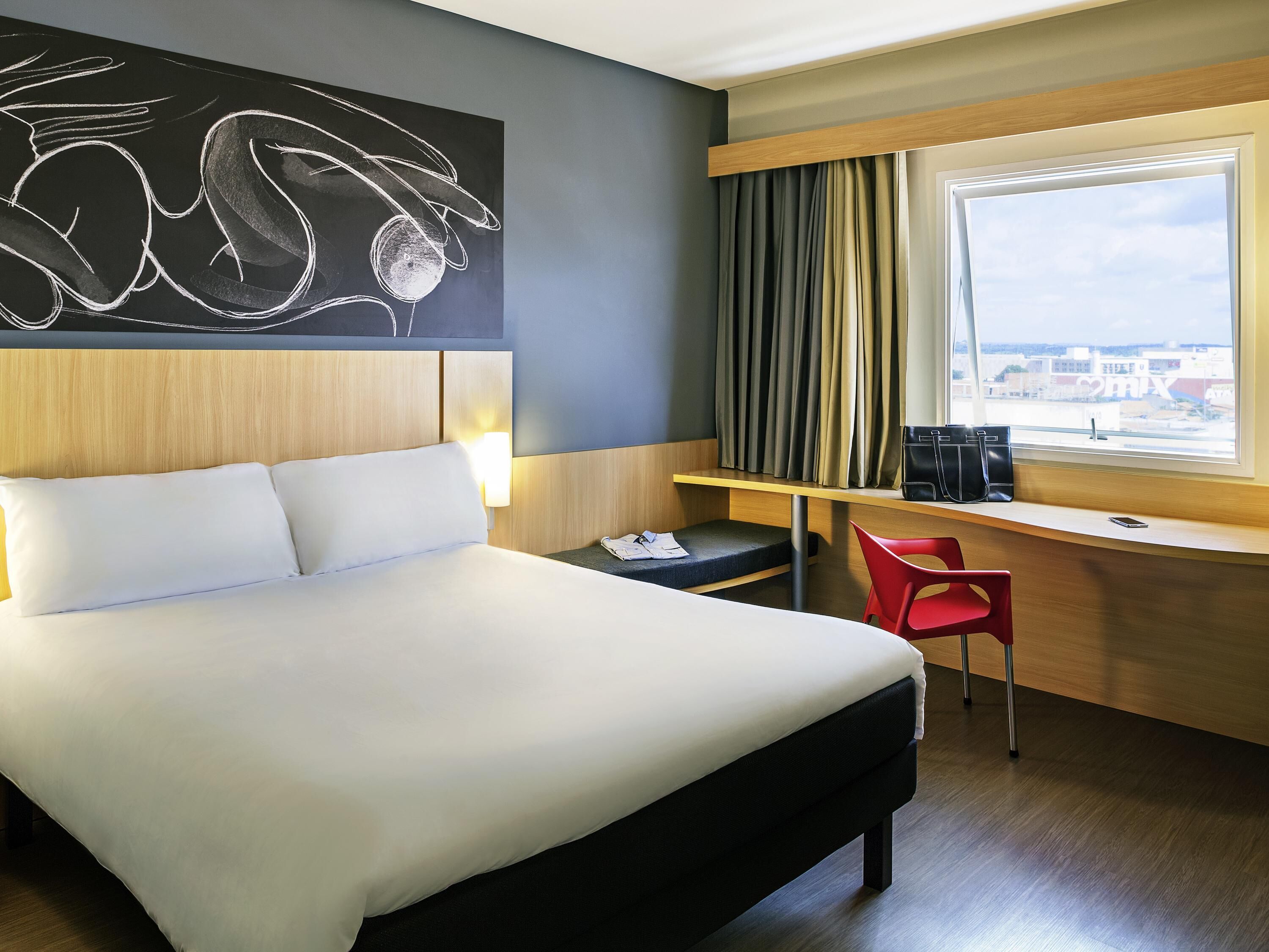 Quarto standard, 1 cama de casal | Frigobar, cofres nos quartos, escrivaninha, cortinas blackout