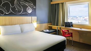 Quarto standard, 1 cama de casal | Frigobar, cofres nos quartos, escrivaninha, cortinas blackout