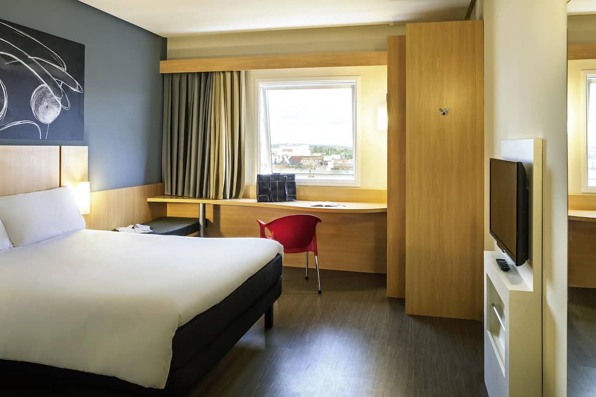 Standardzimmer, 1 Doppelbett | Minibar, Zimmersafe, Schreibtisch, Verdunkelungsvorhänge