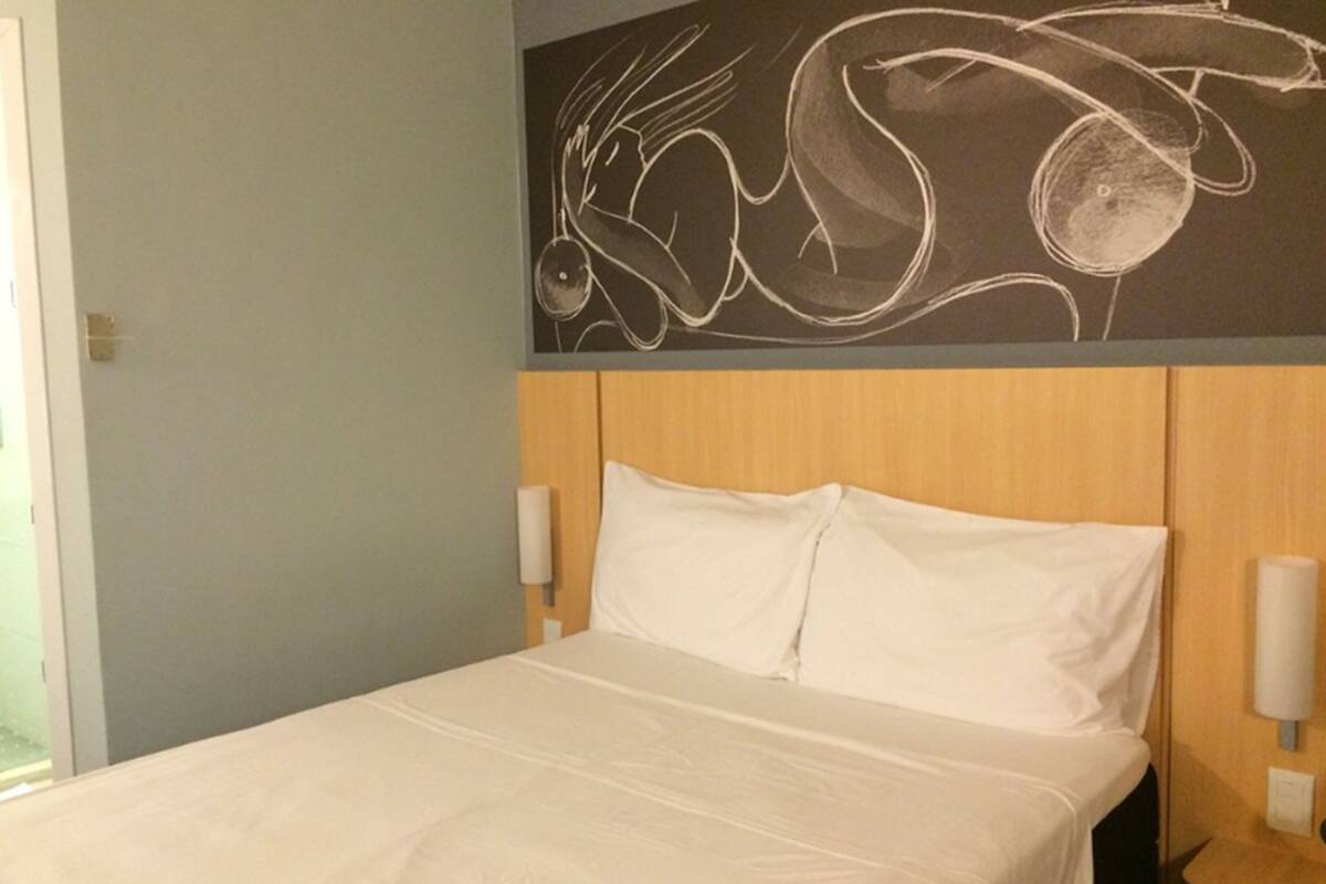 standard room, 1 double bed | minibar, in-room safe, desk, blackout curtains