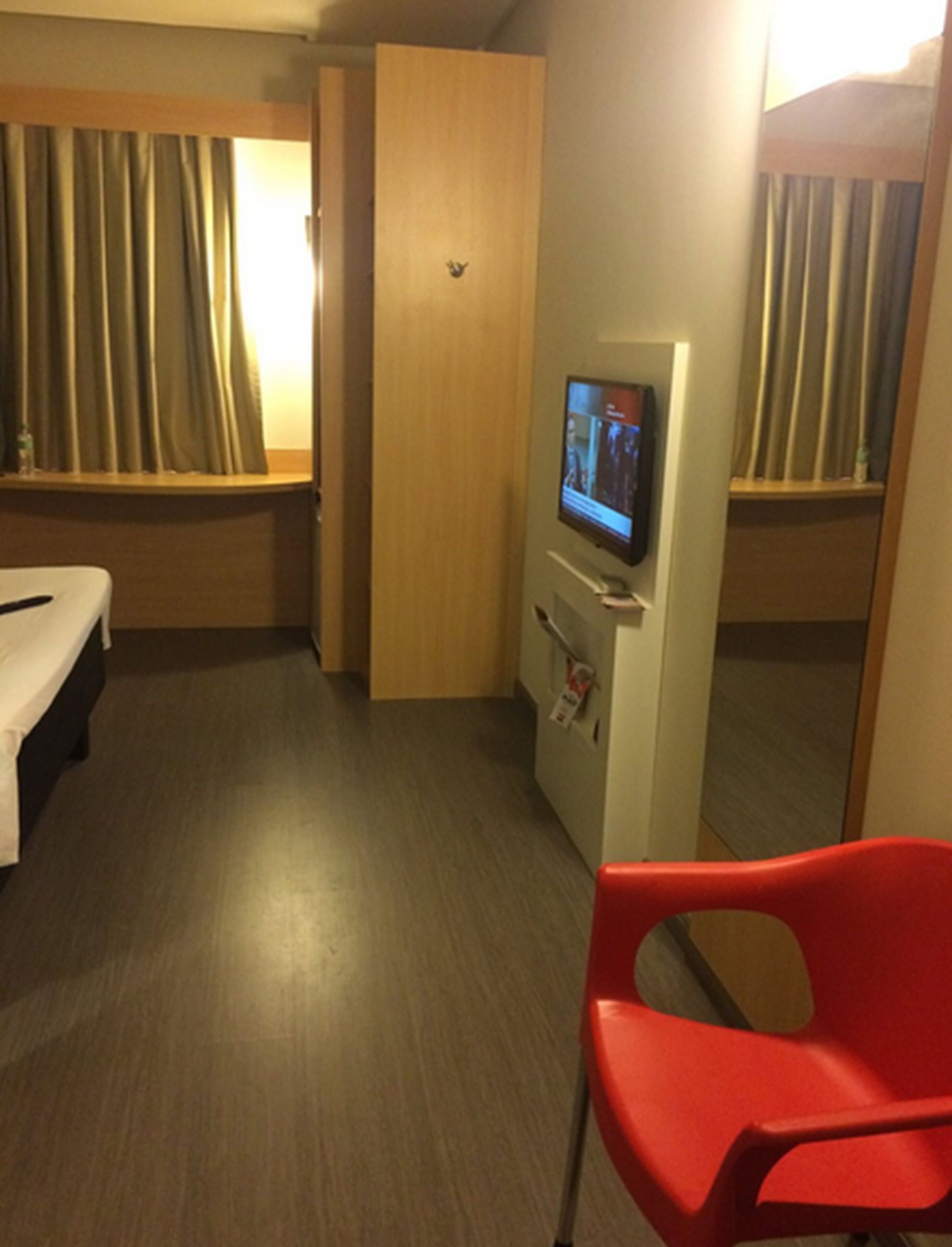 Standard Room, 2 Single Beds | Minibar, in-room safe, desk, blackout curtains