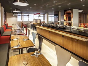 Breakfast, lunch, dinner served; international cuisine 