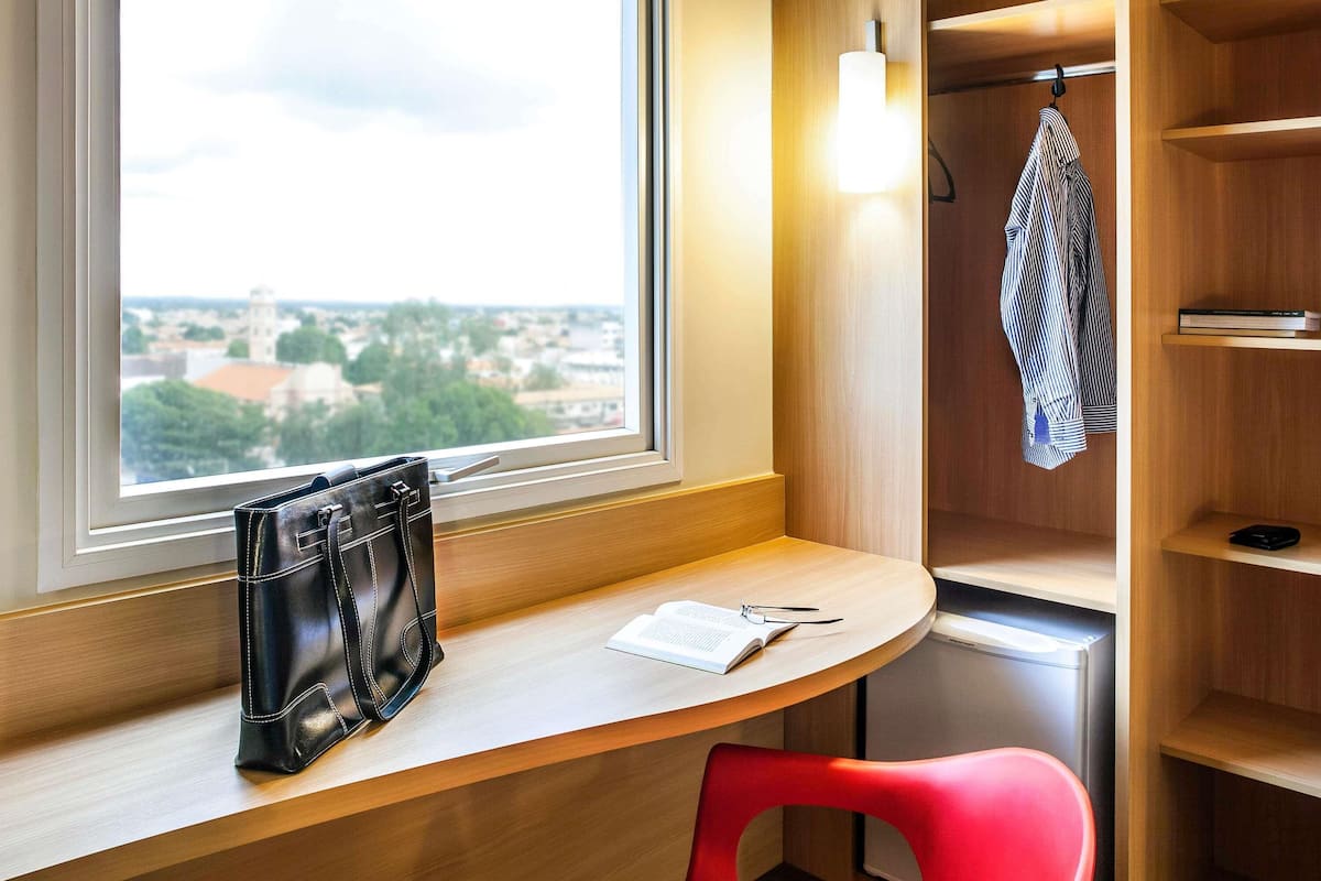 Minibar, värdeförvaringsskåp på rummet och skrivbord