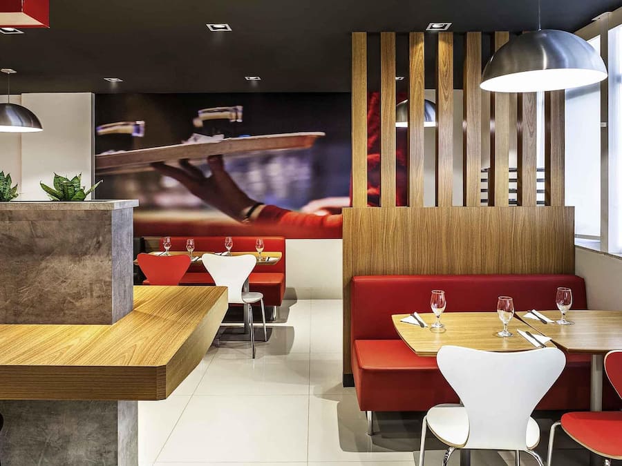 S'hi serveixen esmorzars, dinars, sopars i plats de cuina internacional
