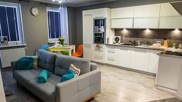 Departamento superior, 1 habitación, para no fumadores, cocineta | Área de sala de estar | Televisión de pantalla plana de 32 pulgadas con canales digitales
