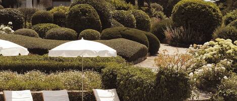 2 outdoor pools, pool umbrellas, pool loungers