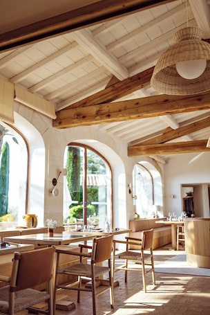 2 restaurants, breakfast, lunch, dinner served; Mediterranean cuisine. Capelongue, a Beaumier Hotel