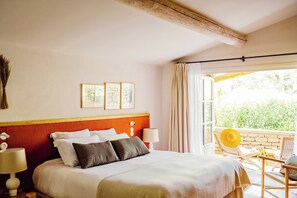 Rom – deluxe, terrasse | Sengetøy av topp kvalitet, minibar, safe på rommet og blendingsgardiner