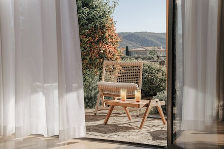 Premium bedding, minibar, in-room safe, blackout drapes. Capelongue, a Beaumier Hotel