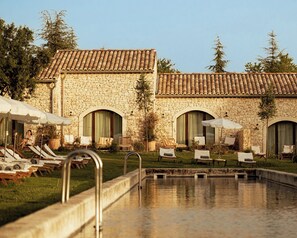 2 piscinas externas, guarda-sóis, espreguiçadeiras