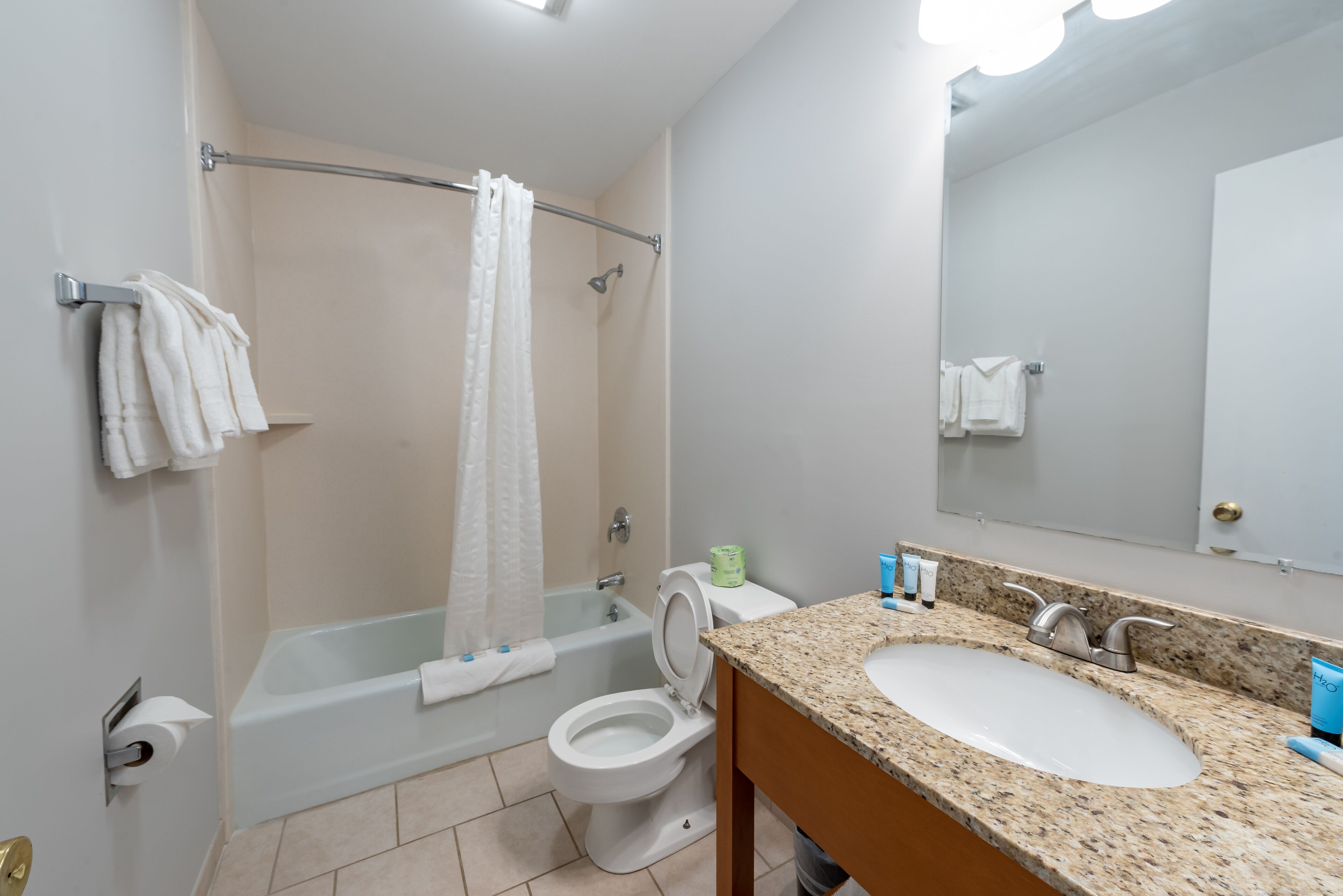 Un baño moderno con bañera, inodoro y lavamanos.