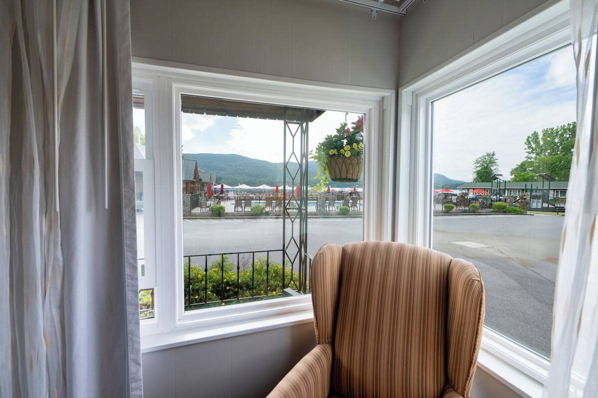 room, 1 king bed, poolside | 1 bedroom, iron/ironing board, free wifi, bed sheets