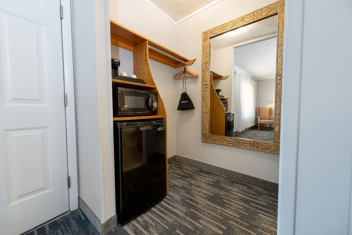 center room, 1 king bed  | 1 bedroom, iron/ironing board, free wifi, bed sheets