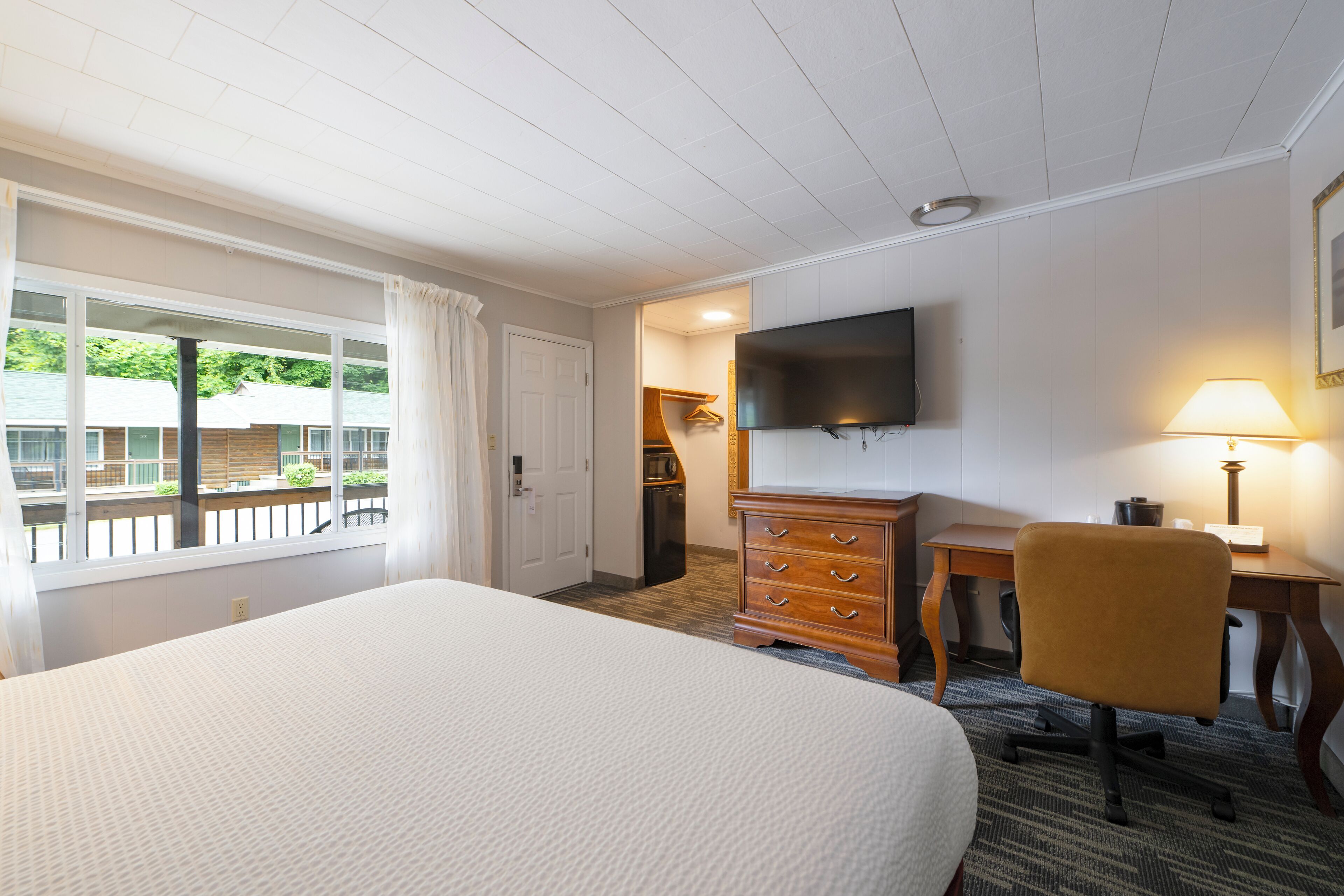 center room, 1 king bed  | 1 bedroom, iron/ironing board, free wifi, bed sheets