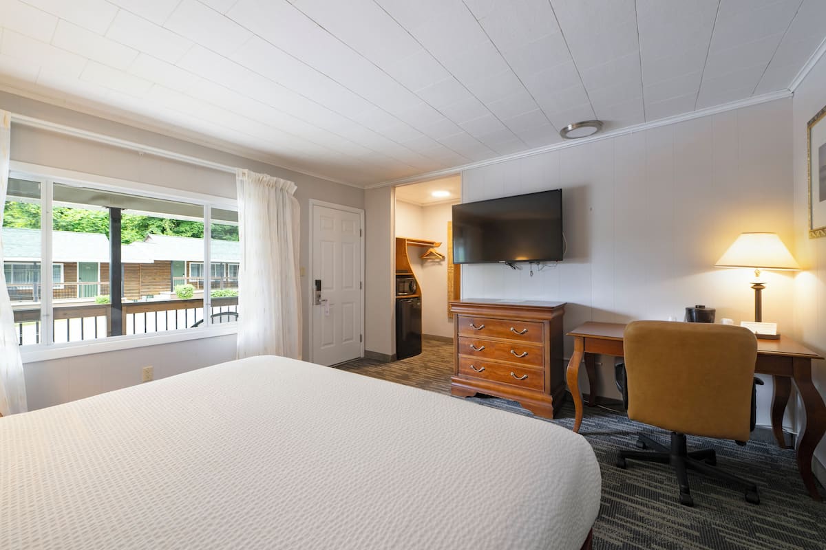 center room, 1 king bed  | 1 bedroom, iron/ironing board, free wifi, bed sheets