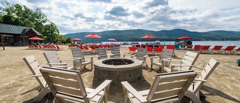 Privat strand, solsenger, parasoller og sandvolleyball