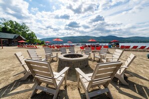 Plage privée, chaise longue, parasol, volleyball