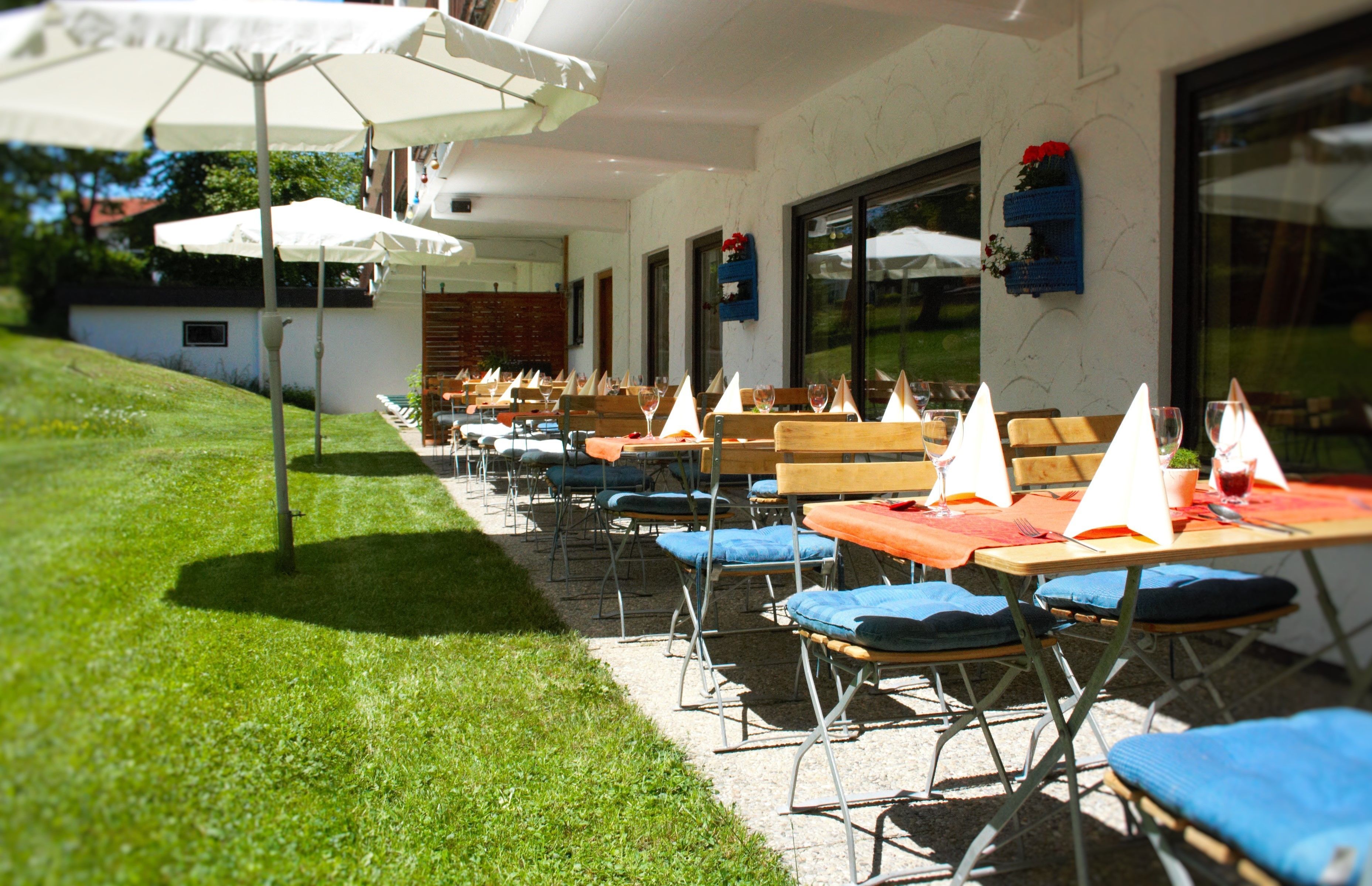 breakfast, dinner served; regional cuisine, garden views