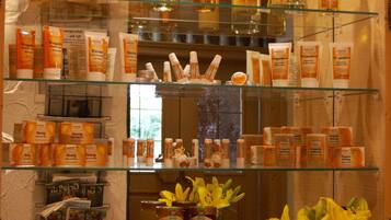 A display of various products including honey, honeycomb, and honey jars, with a sign reading "Seeg - Das Honigdorf im Allgau".
