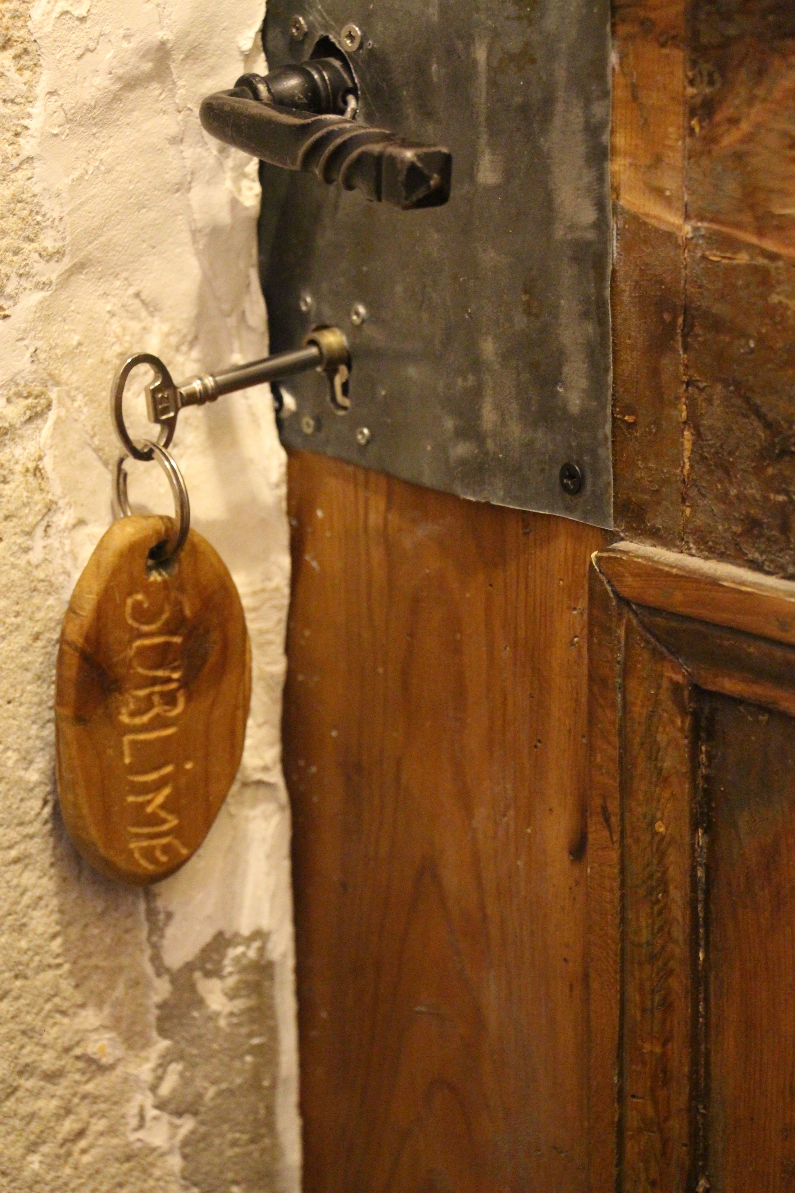 Una puerta de madera con un pestillo metálico y una cerradura.