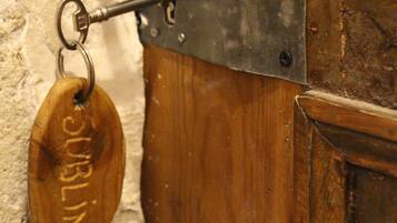 Una puerta de madera con un pestillo metálico y una cerradura.