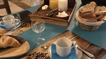 Dagelijks ontbijtbuffet (EUR 7 per persoon)