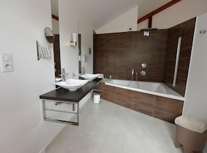 Suite, baño privado, vista al jardín (Cyparisse) | Baño | Secadora de cabello y toallas