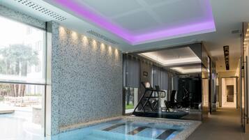 Bañera de hidromasaje cubierta