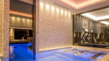 Salas de tratamiento para parejas, un sauna, una bañera de hidromasaje