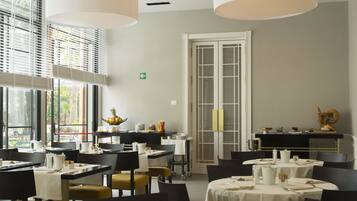 Se ofrece un desayuno bufé (22 EUR por persona)