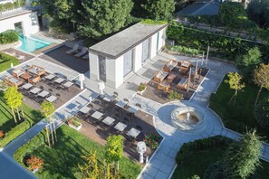An aerial view of a hotel with a swimming pool, outdoor seating area, and a landscaped garden. - Palazzo Castri 1874 Spa & Garden (Florence)