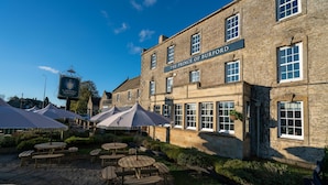 Un edificio histórico con un letrero que dice "The Prince of Burford".