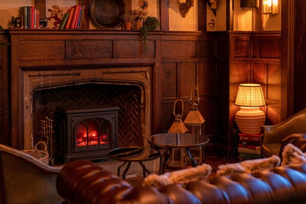 A cozy room with a fireplace, leather sofa, and a table with a lamp. - Prince of Burford (Burford)