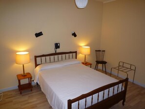 Desk, soundproofing, free WiFi