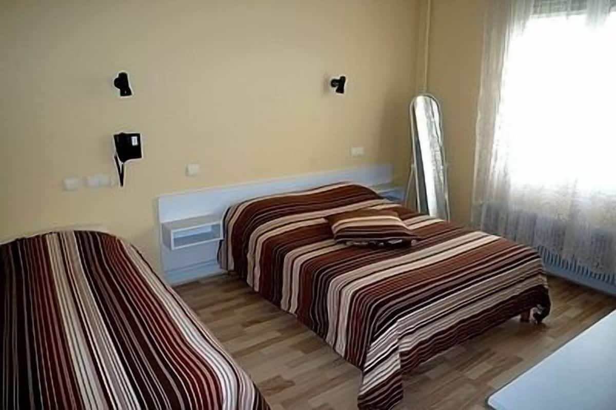Standard Twin Room | Meja, kalis bunyi, Wi-fi percuma