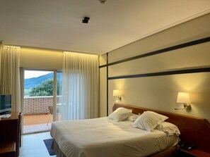 Habitación doble superior, balcón | Minibar, caja de seguridad en la habitación y escritorio 