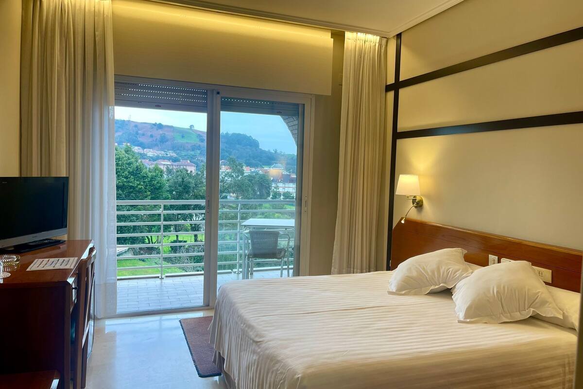 double room, balcony | 1 bedroom, minibar, in-room safe, desk