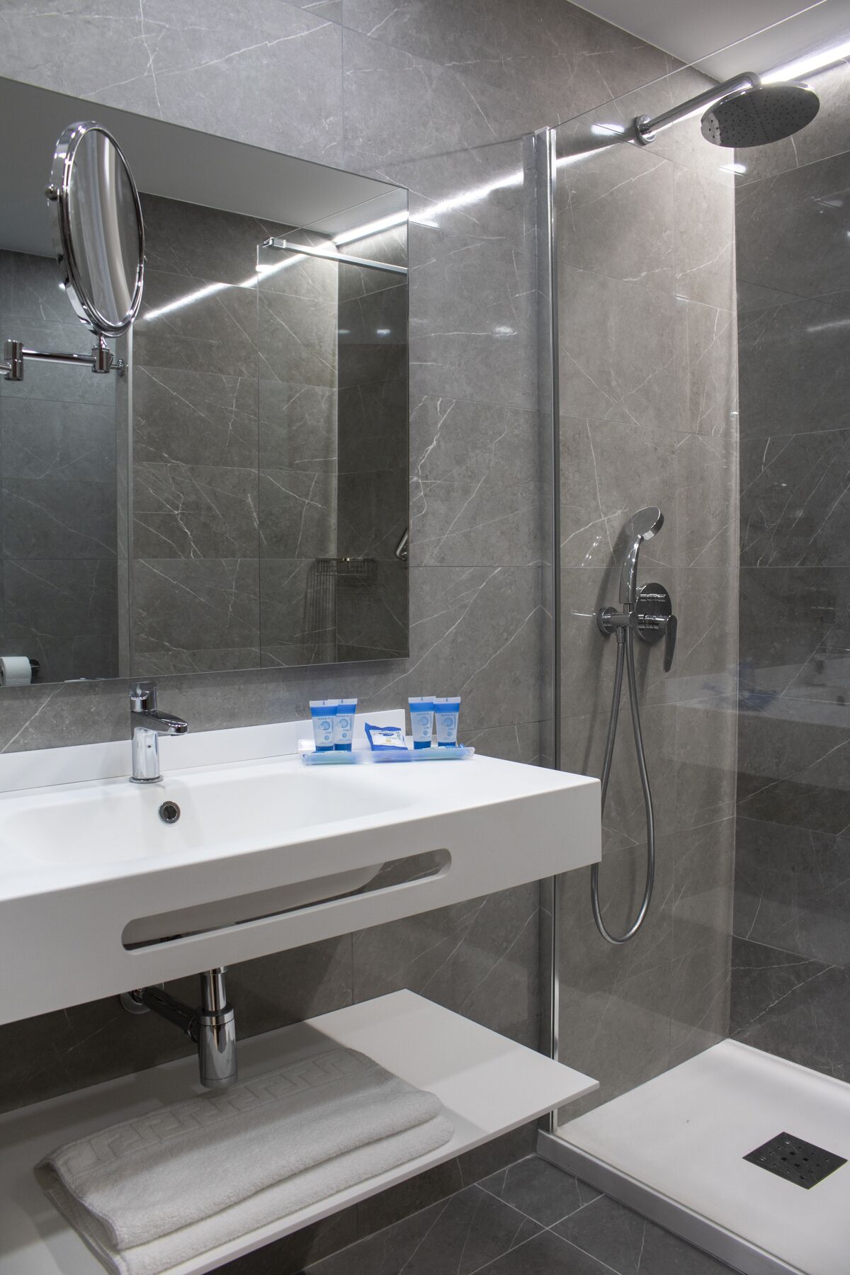 superior double room, balcony | bathroom | free toiletries, hair dryer, towels, soap