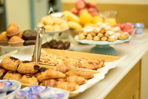 Dagelijks ontbijtbuffet (EUR 16 per persoon)