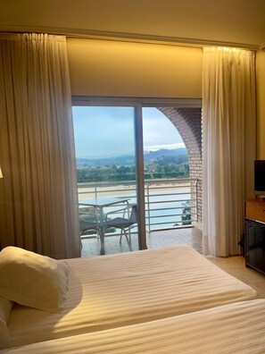 全景雙人房, 陽台 | 迷你吧、客房內保險箱、書桌、筆電工作空間