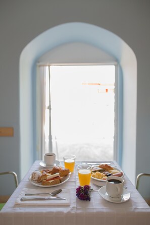 Petit déjeuner buffet (4 EUR par personne)