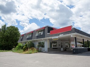 Terrace/patio - Hotel Richmond Hill ON North (Richmond Hill)