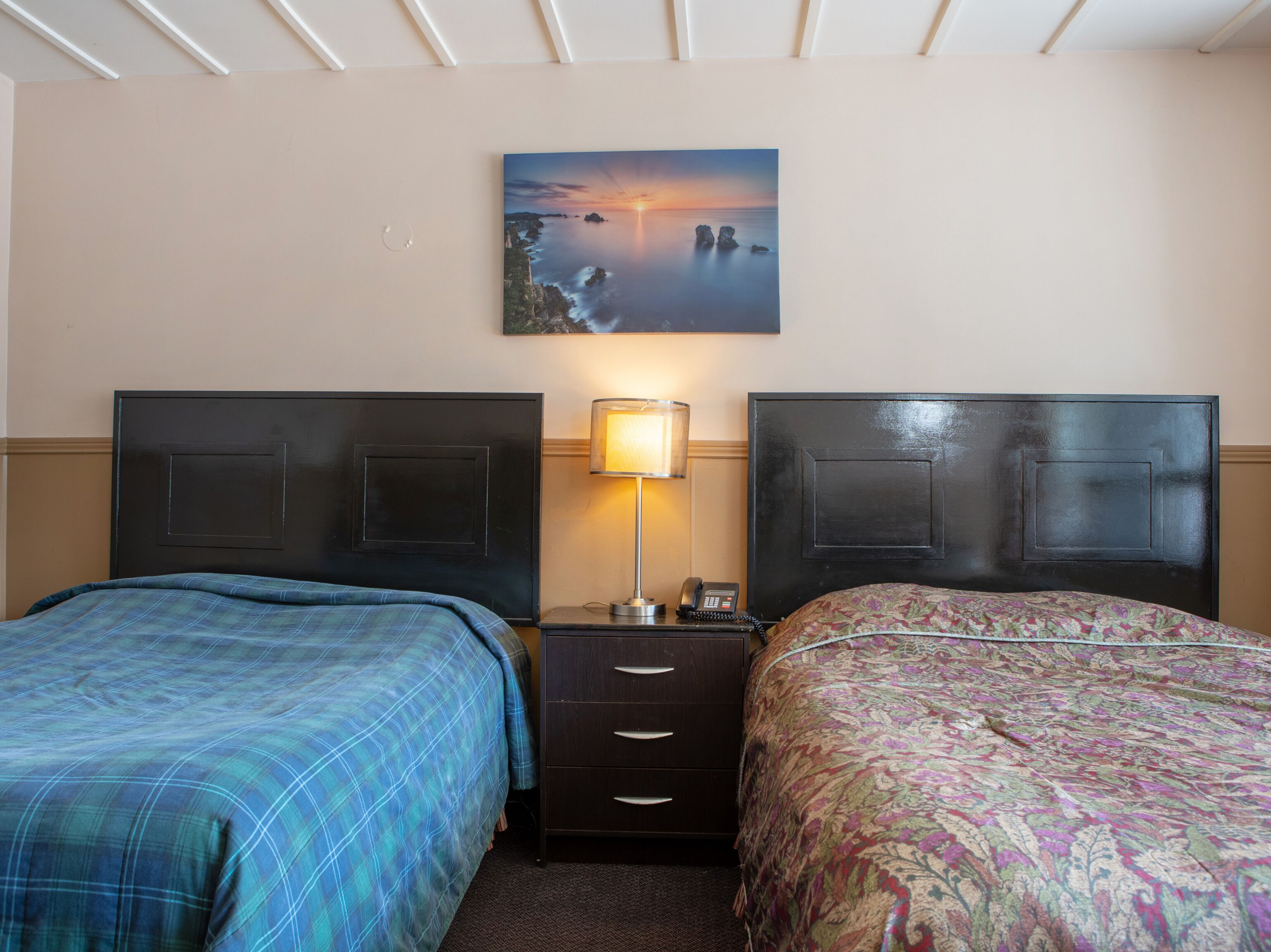 Chambre Prestige, 2 grands lits | Fer et planche à repasser, accès au Wi-Fi (inclus), literie fournie