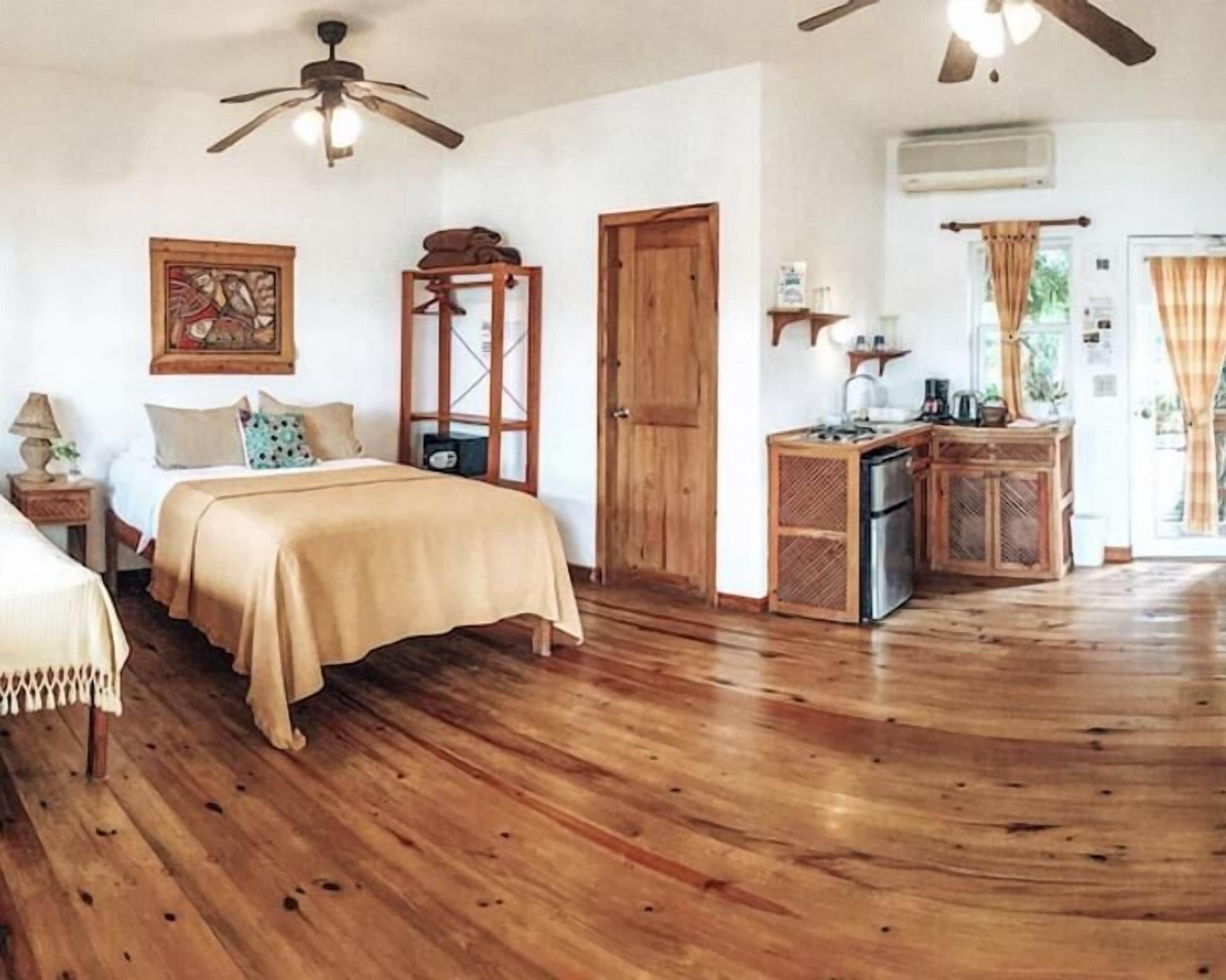 Estudi estàndard, vistes a l'oceà, primera línia de mar | Escriptori i espai de treball apte per a portàtils 